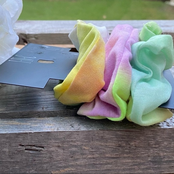 NWT LOT / BUNDLE OF SCRUNCHIES AND HAIR TIES BY INC. - Picture 9 of 10